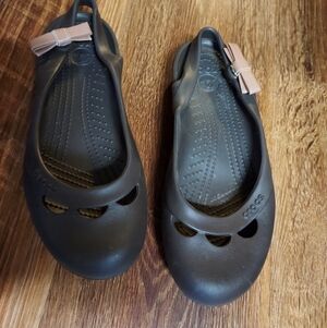 Crocs brown nwot size 8 has tan bow on side